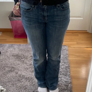 Blå bootcut jeans - Säljer ett par blå bootcut jeans. Köpta här på Plick, men säljer pågrund av att de var för stora. Midjemått: 39-40