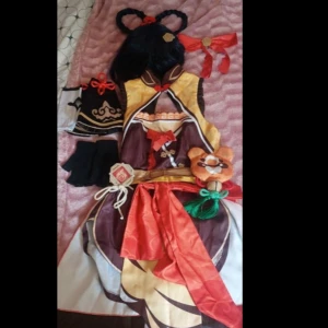 Genshin Impact Cosplay - Xiangling  - NYPRIS: 1200 Säljer en genshin impact cosplay med alla delar kvar! Karaktären är Xiangling! Den är i storlek S och använd max 4 gånger med inga tecken på användning! 💗Skriv om det behövs mer bilder