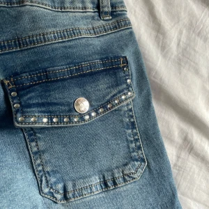 Blå jeansbyxor med paljetter - Säljer för de är för små och inte använda säljer för 150+frakt