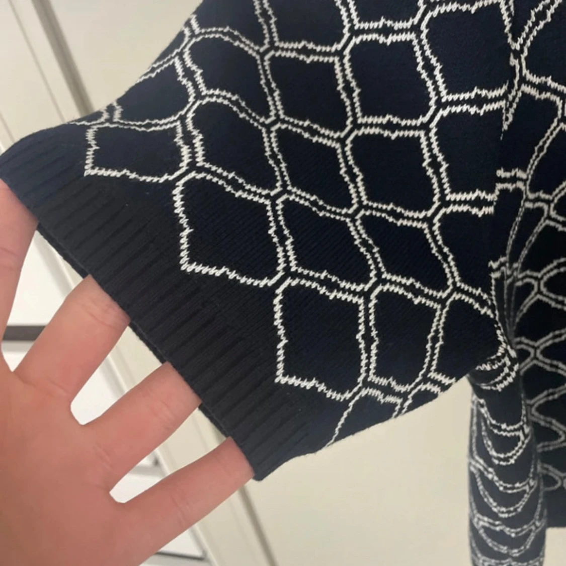 Svart stickad tröja med vitt mönster - 2