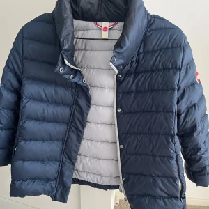 Mörkblå dunjacka från Colmar - Jätte snygg Marinblå trekvarts-ärmad dunjacka från colmar i jätte fint skick säljer då den tyvärr inte kommer till användning💕