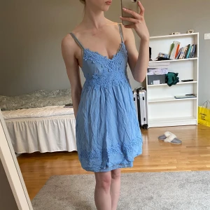 Klänning från Topshop - Söt ljusblå klänning från Topshop i storlek 34. Dragkedja på ena sidan.