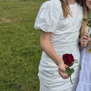 Vit kort puffärmad klänning - Säljer en vit kortklänning med puffärmar och rynkdetaljer som ger en perfekt passform. Klänningen perfekt för skolavslutningar, student eller andra festliga tillfällen. Endast använd en gång ( skolavslutning). Inga defekter eller liknade. Nypris ca 600, inköpt förra våren i april. Pris kan diskuteras vid snabb affär.                                            Hör av er för fler bilder på klänning eller liknade. 
