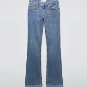 Blå bootcut jeans - Klassiska blå bootcut jeans med fem fickor och normal passform. Jeansen har en lätt utsvängd benslut och är tillverkade i denim. Perfekta för en avslappnad stil och passar till många olika outfits. Har används så har defekter se bild 2 och 3