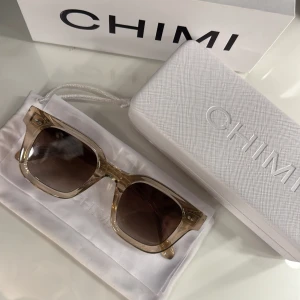 04 chimis  - intressekoll på mina 04 Chimis i färgen ecru! I myckwt fint skick och box medföljer. Är också öppen för att byta mot ett par i 08 ❣️