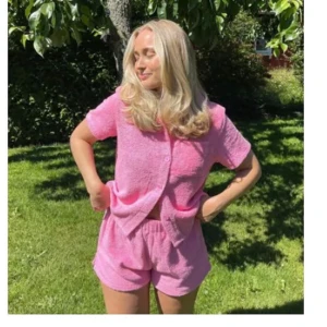 Rosa frotté set - Säljer ett rosa set med skjorta och shorts i frotté. De har en avslappnad passform med resår i midjan. Köpt på Nelly, aldrig använt 