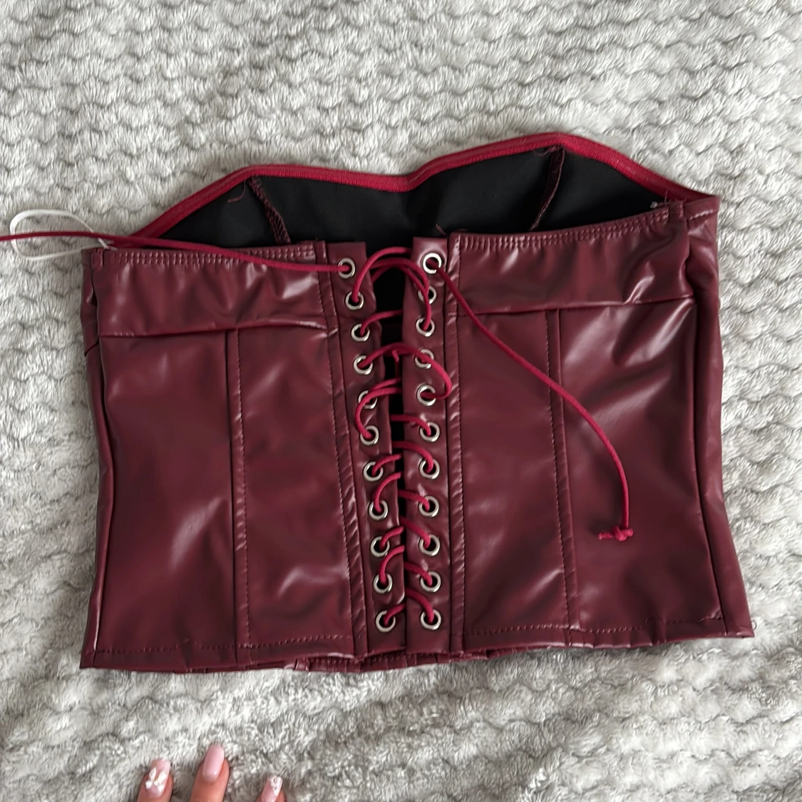 Vinröd korsett-topp i skinnimitation - 1