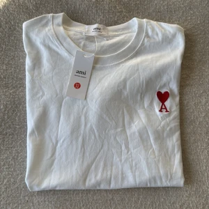 Ami Paris T-shirt  - En ami T-shirt jag fick i födelsedagspresent från min farfar i Italien, säljer vidare då jag fick en likadan av mamma. Sitter som en smäck och är riktigt skön.