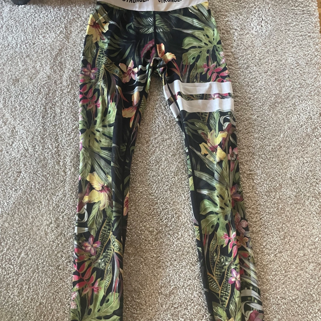Färgglada blommiga träningstights