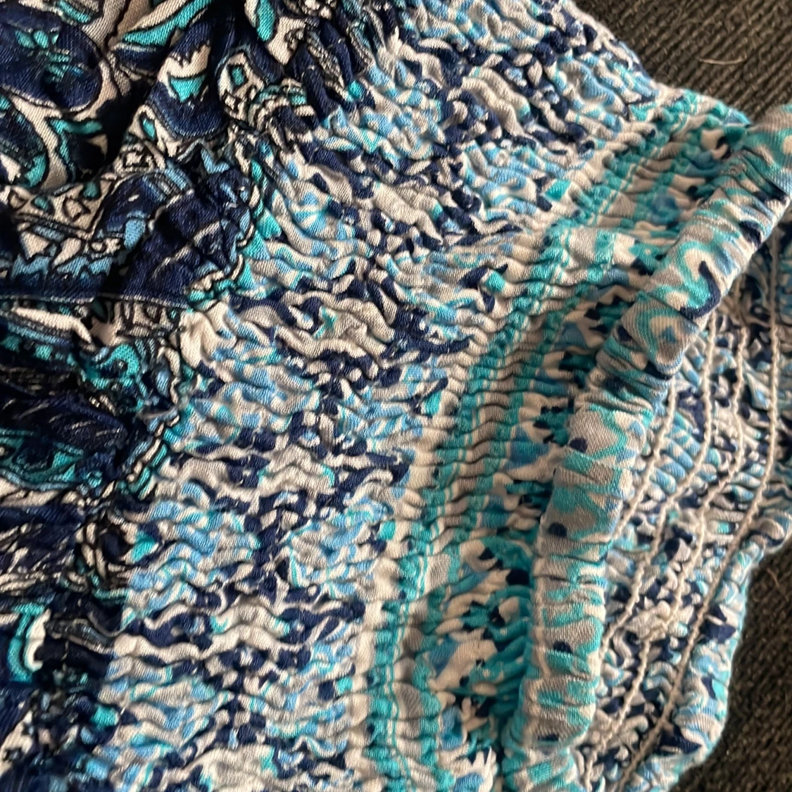 Blå mönstrade shorts med smockad midja - 2