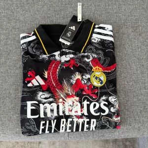 Real madrid special edition dragon - Säljer nu denna tvär feta real tröja i storlek M. Den ät helt ny ej använda cond 10/10. Vid fler frågor hör av er