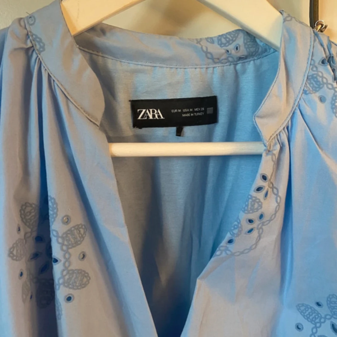 Ljusblå klänning med broderade blommor från Zara - 1