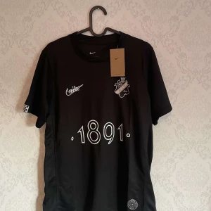 AIK 2025 Cup tröja, Smokinglirare - AIK 2025 Cup tröja, Smokinglirare. Helt ny med prislapp. Storlek S