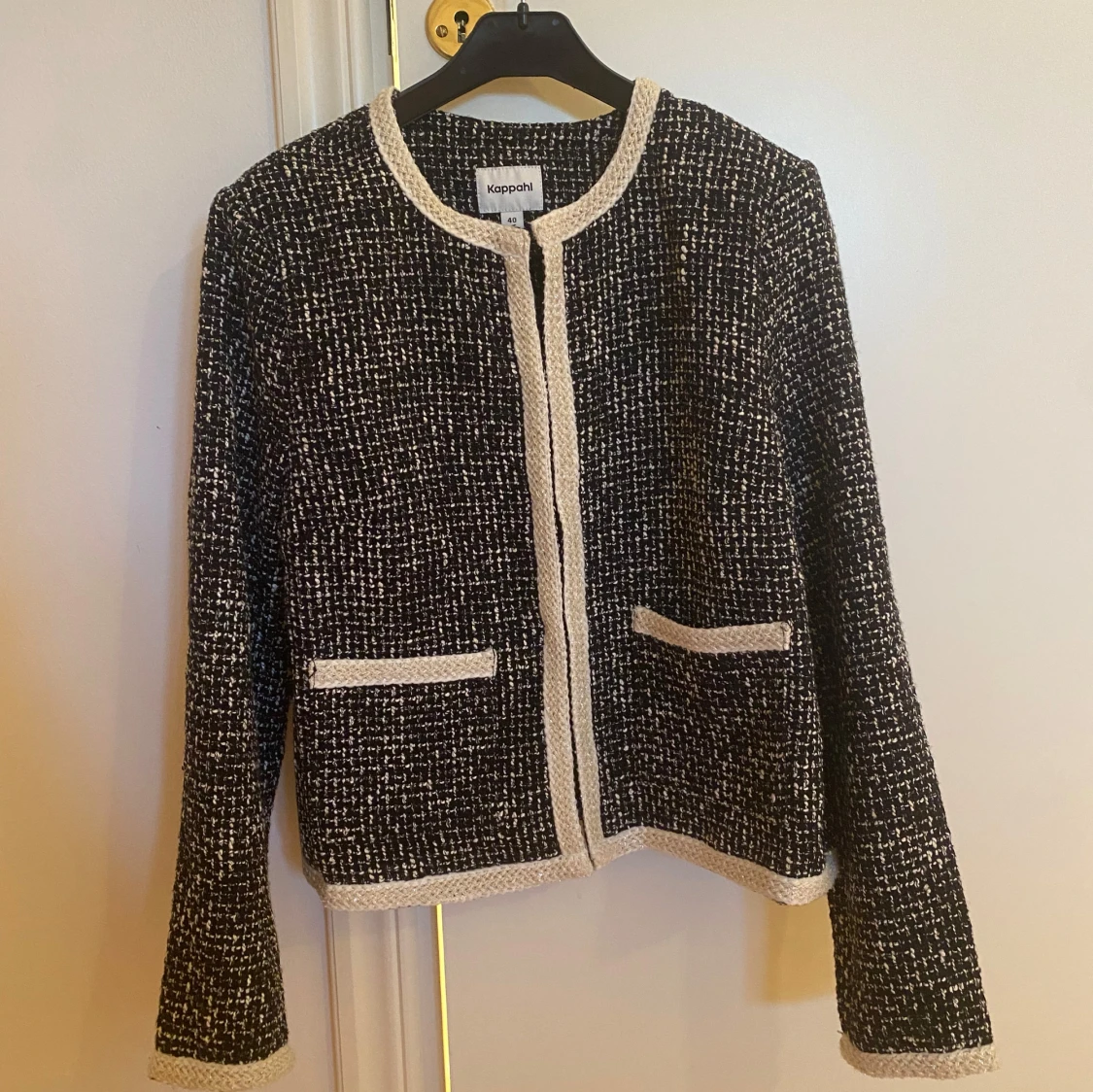 Svartvit kavaj från Kappahl