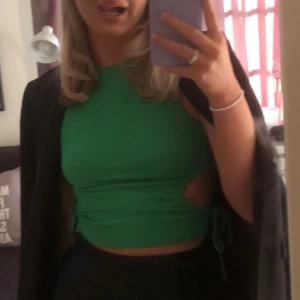 Grön topp ZARA - snygg topp med cut outs på sidorna med snörning!! 