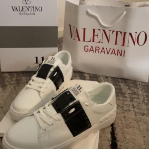 Valentino Garavani skor  - Säljer ett mycket fint och unikt år av Valentino Garvani skor i helt nyt skick och i storlek 44, skorna kommer med deras tillbehör och även orginal boxen och påse.