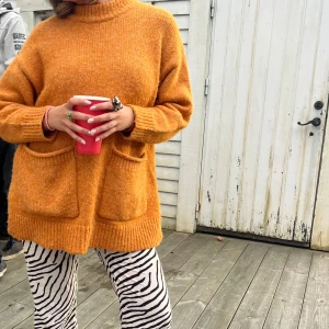 Orange stickad tröja från mango - Mysig orange stickad tröja från mango med hög krage och två stora fickor framtill. Super härlig färg inför sommaren men kommer tyvärr inte till användning längre:)