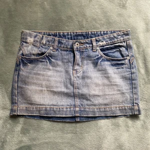 Jeanskjol - Jeanskjol med snygga detaljer, skriv för mått