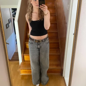 Gråa Low wide jeans från Zara - Gråa vida lågmidjade jeans från Zara. Fickor både fram och bak 