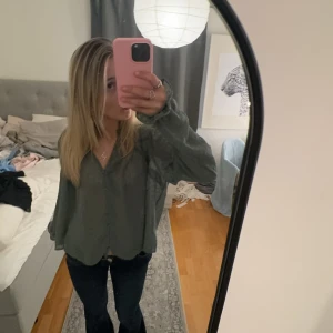 Grön blus med volangdetaljer - säljer denna fina blus från vero moda då jag inte använder den längre 💕💕 perfekt till sommaren!!