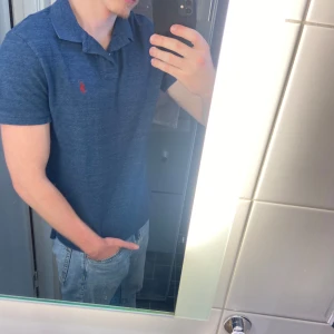 Mörkblå piké Ralph Lauren  - Säljer en mycket fräsch Ralph Lauren piké i mycket gott skick, inga defekter, skulle uppskatta pikén att vara i storlek M.