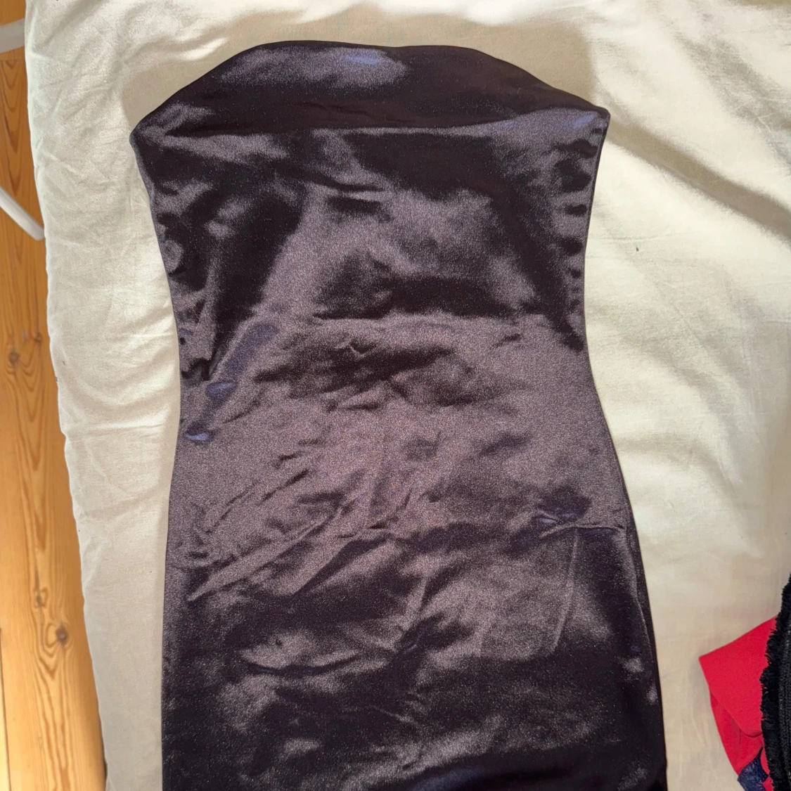 Svart axelbandslös satinklänning - 1