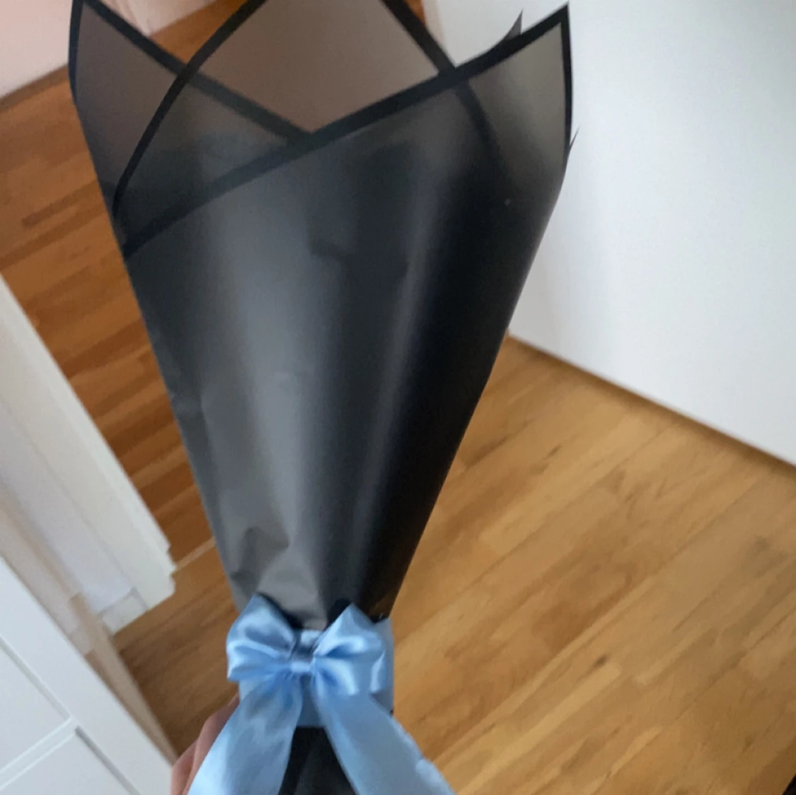 Bukett med blå rosor i svart inslagspapper - 2