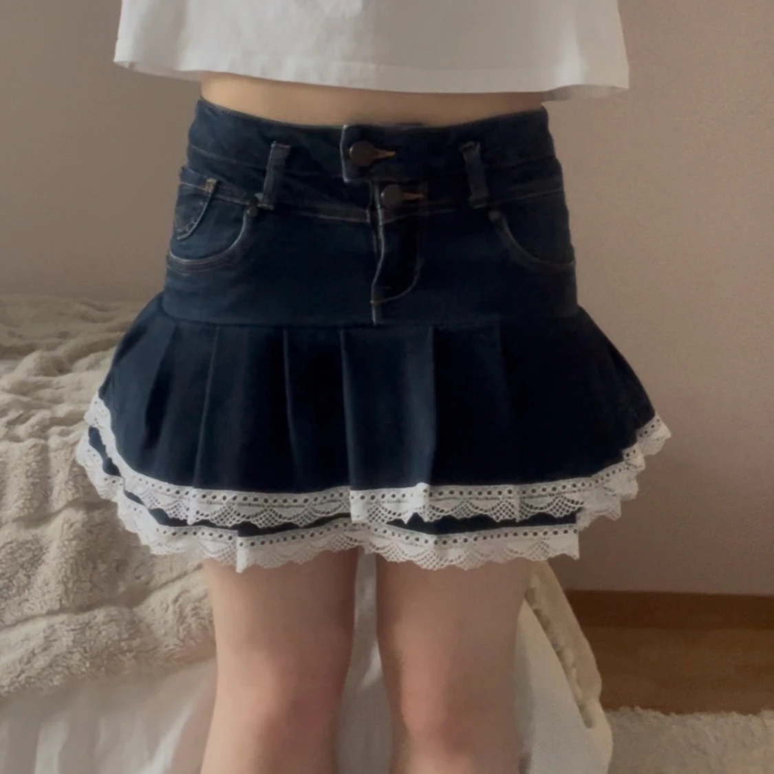 Mörkblå jeanskjol med spetskant - 2