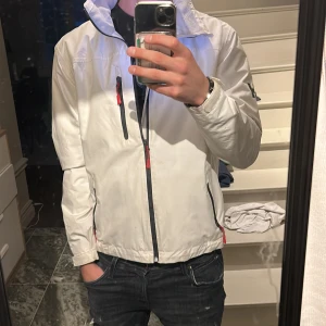 Vind jacka från helly Hansen  - Säljer denna tvär feta vindjacka från märket helly Hansen perfekt inför våren. Jackan är i bra skick förutom att de är lite smutsig men inget som förstör charmen. Ord pris: 2200 mitt pris: 850