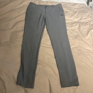 Golf byxor  - Gråa adidas golf byxor, storlek 32/34. Aldrig andvända.