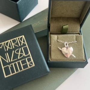 Maria Nilsdotter - Halsband i silver från Maria Nilsdotter, Tuvstar. Jätte fint skick, men kommer inte till användning längre. Längd 45. Original box och kvitto finns. Pris är diskuterbart 
