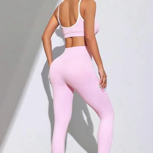 Ljusrosa träningsset  - Säljer ett ljusrosa träningsset - ett par ljusrosa tights med hög midja och tight passform & en ljusrosa träningstopp med vita detaljer. Perfekta för träning eller chill, i stretchigt syntetmaterial som sitter skönt och formar snyggt. 