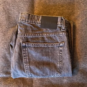 Vailent jeans - Vailent jeans med raka ben och femficksmodell. Jeansen har normal passform och svart patch bak i midjan. Färgen är typ faded svart.