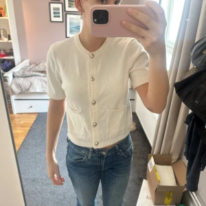 Trekvarts ärmad kofta H&M - Söt trekvarts ärmad kofta från H&M, storlek S, aldrig använd 