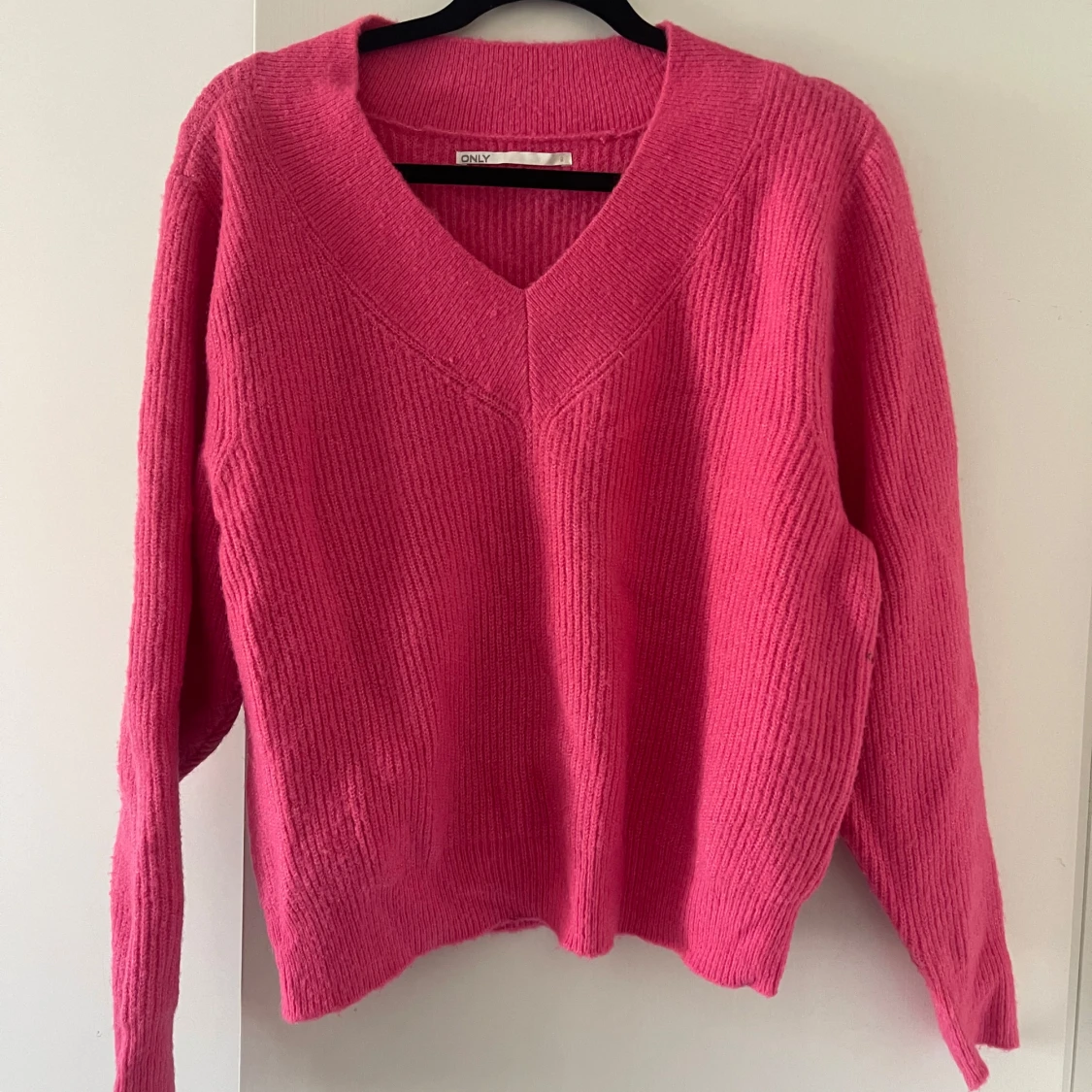 Rosa stickad v-ringad tröja