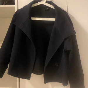 Mörkblå kappa  - Super fin mörkblå jacka från Gina 