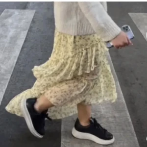 Gul kjol - Supersöt men kommer tyvärr inte till användning. Lånade bilder, skriv för egna. Är en M men passar både mindre och större då de är resår i midjan