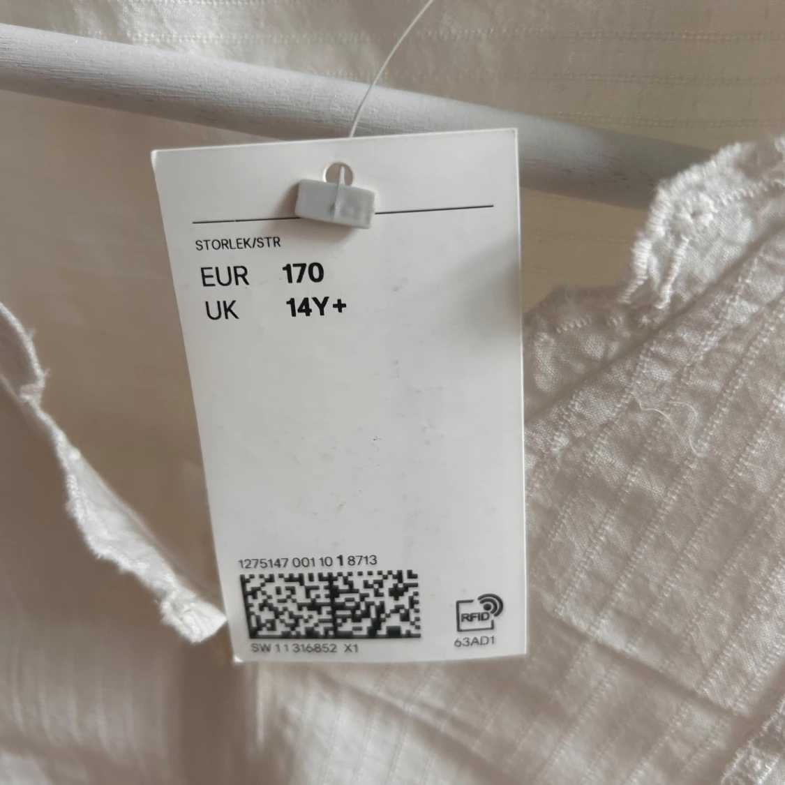 Vit blus med spetsdetaljer från H&M - 4