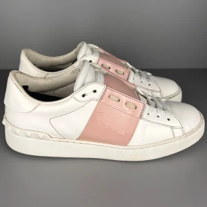 Valentino Open Rosa - Modell: Valentino Open Rosa | Skick: 9/10 | Storlek: EU 38 | Pris: 2399kr | Tillbehör: Inget | Fler frågor? Hör av dig isåfall!