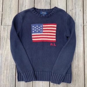 Ralph Lauren USA tröja - Säljer denna härliga Flag sweater från Ralph Lauren. Använd, men är fortfarande i ett gott skick utan defekter. Storlek M (10-12), passar ungefär som en 11 år (Obs se mått nedan innan du köper⚠️)  Längd från mitten av axeln och ner: 51,2 cm Bredd från armhåla till armhåla: 40 cm
