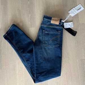 Dondup Brady slim fit jeans - Säljer dessa riktigt feta mörkblå jeans från Dondup i modellen Brady slim fit🙌. Jeansen har klassisk femficksdesign, kontrastsömmar och läderpatch bak i midjan. Tillverkade i mjukt denimtyg med lätt tvättad look. Perfekta för dig som gillar en smalare passform. Var inte rädd för att ställa frågor!🤝