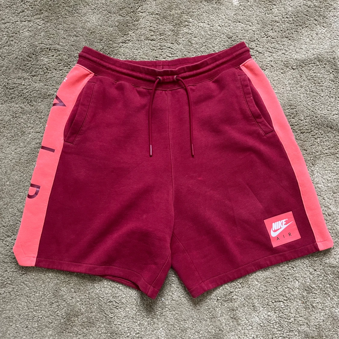 Nike Air vinröda shorts
