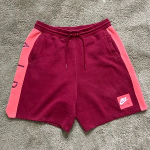 Nike Air vinröda shorts  - Rösa Nike Air shorts i storlek M