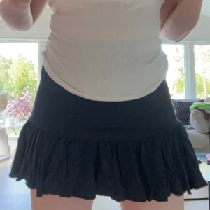 Marinblå volangkjol  - Supersöt marinblå kortkjol från 157 i storlek M. Kjolen är knappt använd. Skriv vid frågor❤️