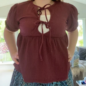 Vinröd blus  - Säljer denna virala vinröda blusen från Lager 157. Den är inte använd många gånger. Skriv vid frågor💕💕