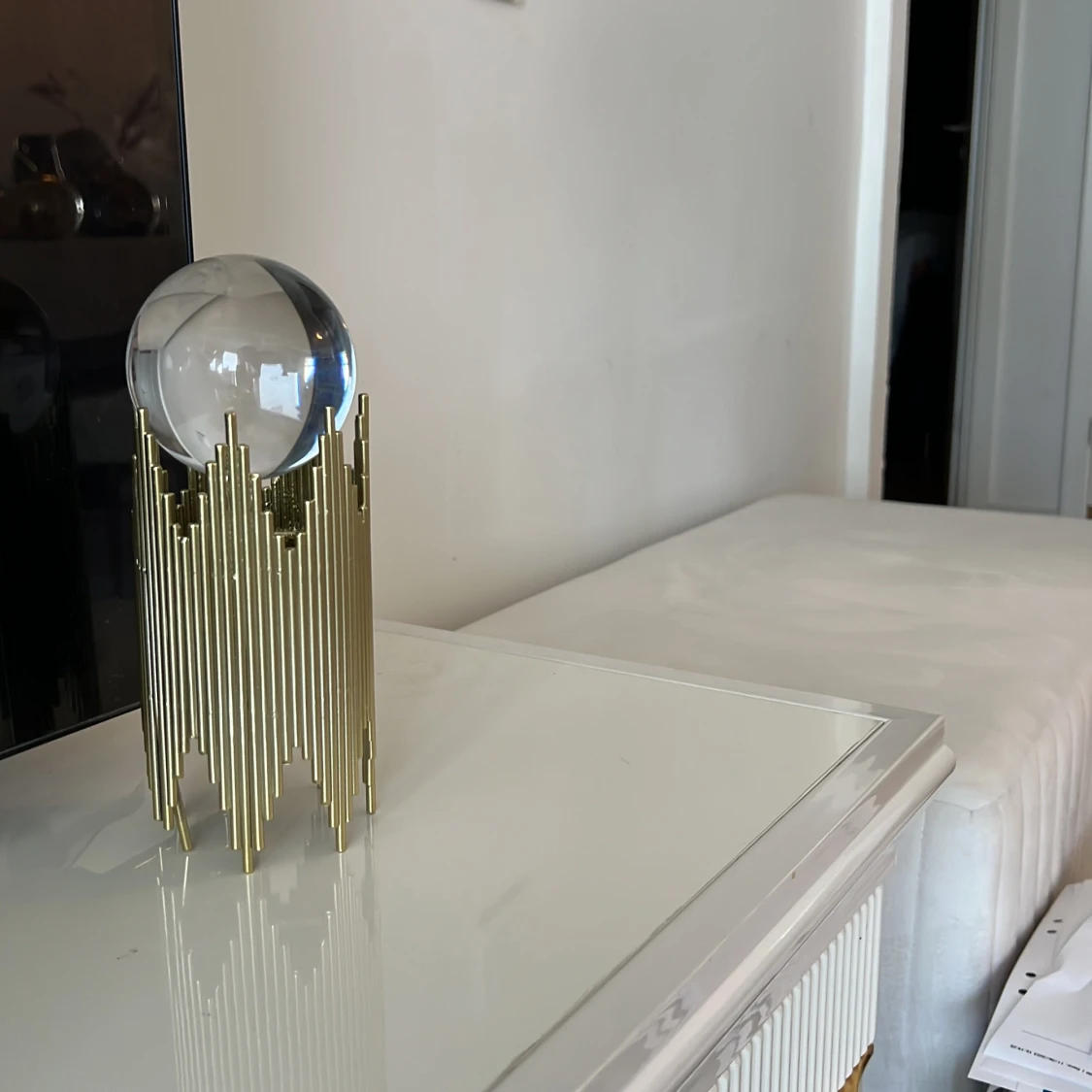 Dekorativ metall ställ med klot i suveränt skick 