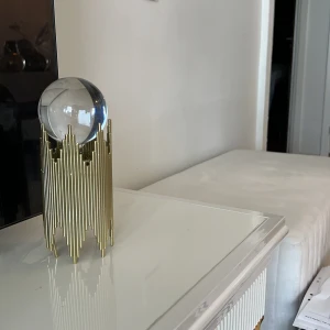 Dekorativ metall ställ med klot i suveränt skick  - Dekorativ metall ställ med klot i suveränt skick 