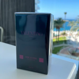 Valentino Born in Roma Extradose - Hej, säljer just nu min  Valentino born in Roma Extradose Parfum. Den är 50 ml och oöppnad. Säljer just nu billigast på marknaden där då den kostar 1115kr på parfym.se Kan frakta den till dig varsomhelst i Sverige. Befinner mig just nu i Spanien och kommer hem om 1 vecka men så fort jag befinner mig på  hemmaplan så fraktar jag!😁 2-5 arbetsdagar frakt
