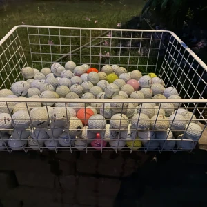 Golfbollar  - Säljer olika golfbollar från olika märken skulle säga speciellt titles,callaway. 6 kr för en vit boll och 9 kr för en färgad. Finns 200 totalt först till kvarn! 