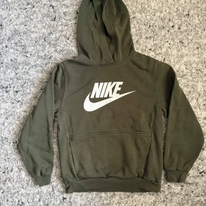 Nike hoodie grön barn  - Nike hoodie barn | Skick: 9/10 | Storlek: 147-158 cm L
